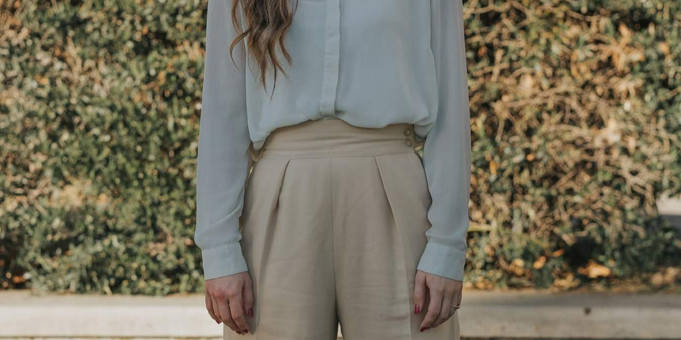 How To Tuck Your Shirt In For Women Featured