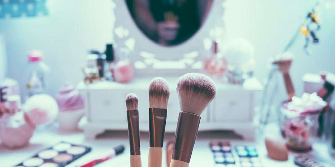 Essential Tips For Organizing Your Vanity Featured